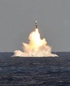С борта подводной лодки HMS Vigilant запущен учебно-тренировочный вариант баллистической ракеты Trident II D5  во время испытательного пуск в Атлантическом океане 23 октября (Фото: Министерство обороны Великобритании)